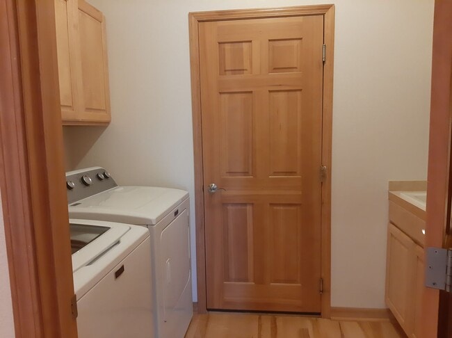 Building Photo - Golf course views, 3 bed 2 bath rambler!