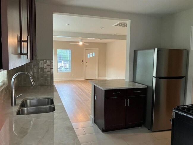 Building Photo - 1921 W 39th St