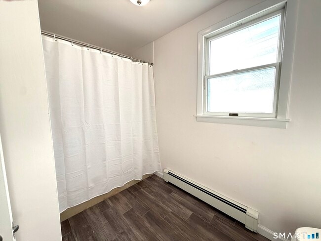 Building Photo - 751 Old Stratfield Rd