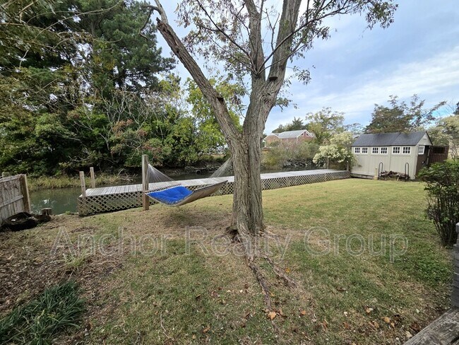 Building Photo - 14 Al St