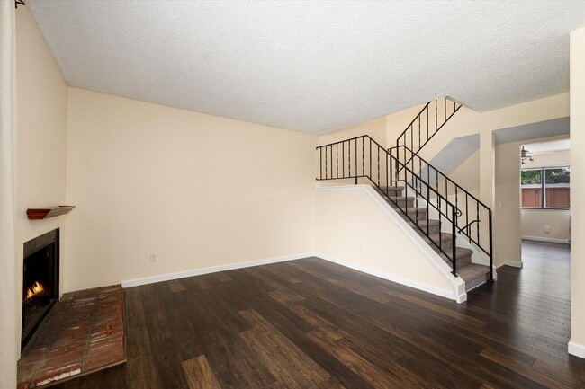 Building Photo - 2 bedroom 3 bath Updated townhome in Lakewood!