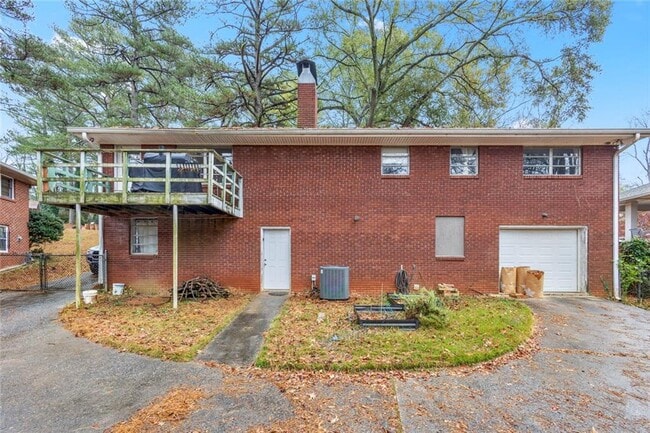 Building Photo - 2205 Plantation Dr