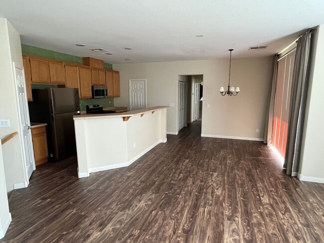 Building Photo - 2 BED / 2 BA - ALL APPLIANCES - COMMUNITY ...