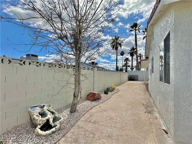 Building Photo - 401 Holcomb