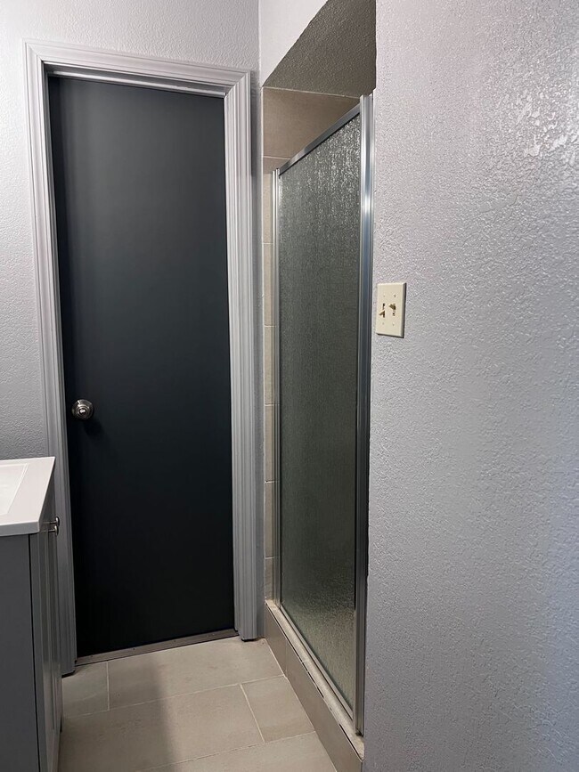 Building Photo - Remodeled 3 Bed 2 bath