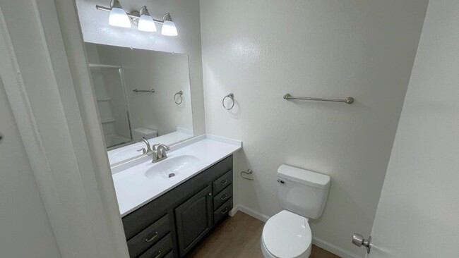Building Photo - Martinez Beautiful 2 bedroom 1.5 bath unit...