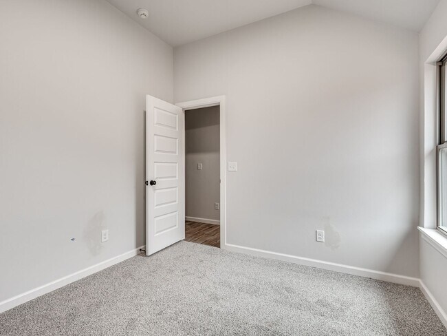 Building Photo - Newer Home in Moore!