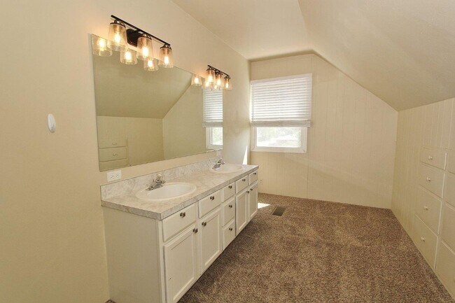Building Photo - Charming Home in Caldwell