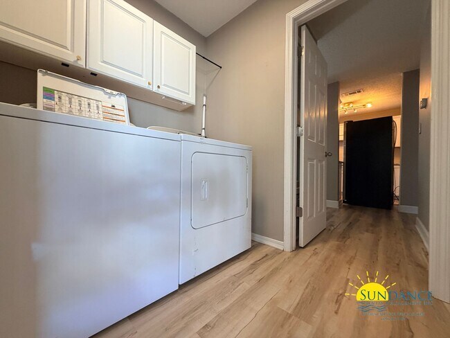 Building Photo - Charming Custom Details & Cul-de-Sac Living in Mary Esther!