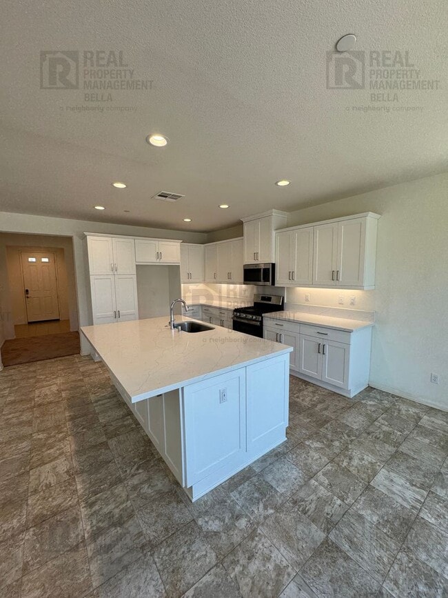 Building Photo - Single-Story Comfort & Style in Prime Heme...