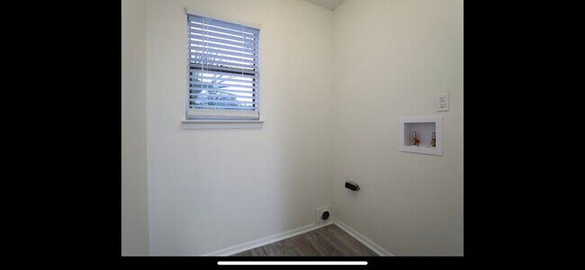 Building Photo - 619 Sandalwood Dr
