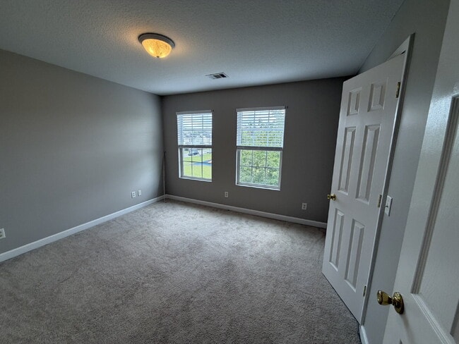 Building Photo - Town House For Rent