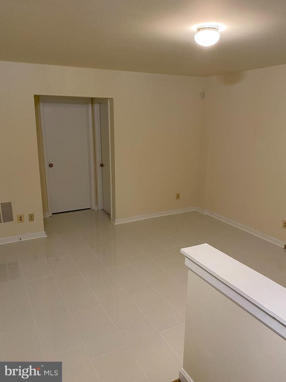 Building Photo - 9006 Pickwick Village Terrace