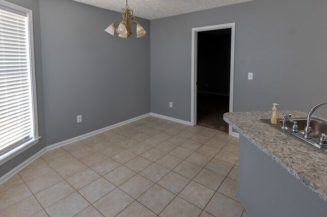 Building Photo - 6725 Taylor Ridge Rd
