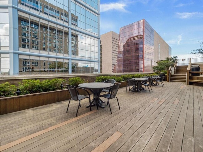 Building Photo - 433 S 7th St