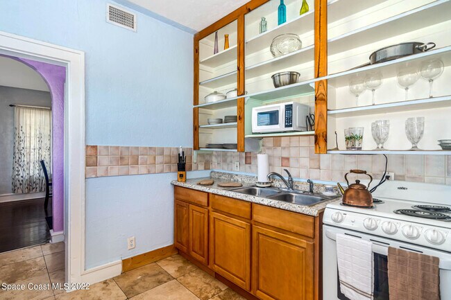 Building Photo - 27 E Ave A