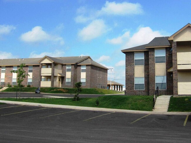 Primary Photo - Madison Pointe Apartments