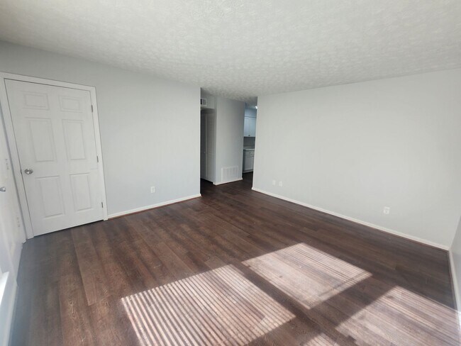 Building Photo - Renovated 3 bedroom 1 bath home in Valley Station!