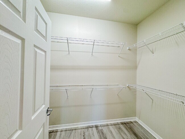 Building Photo - Gorgeous 4 bedroom 2 bath home in luxuriou...