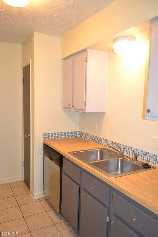 Building Photo - 2 br, 1 bath House - 908 Navarro Dr