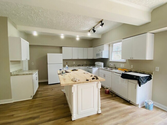 Building Photo - Very Spacious 5bdrm/2bth Bungalow Located in South Richmond w/Privacy Fenced Back Yard!!