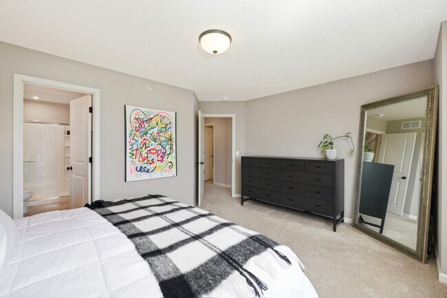 Building Photo - 848 Roselyn Dr