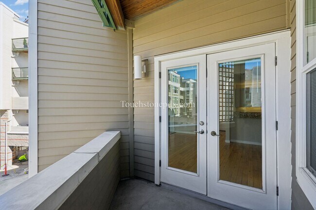 Building Photo - 1630 S Harbor Way