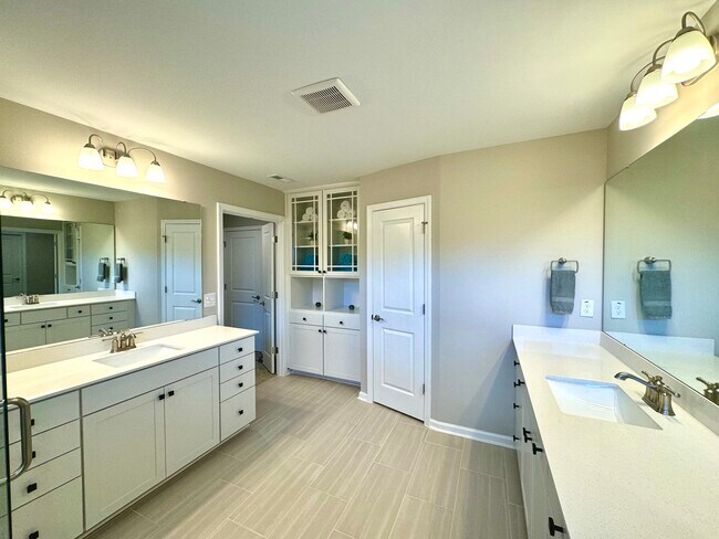 Building Photo - 321 Heritage Regency Dr