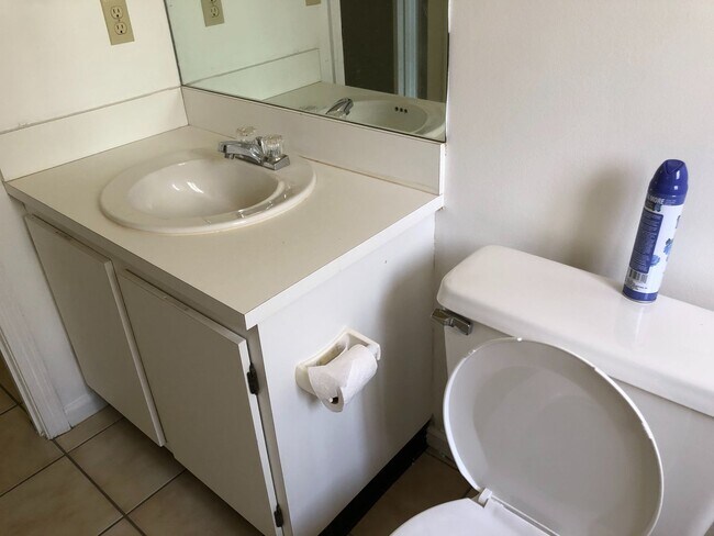 Building Photo - 2 bed 2 bath, great location