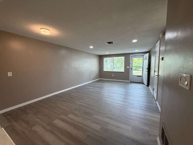 Building Photo - "Charming 2-Bedroom Duplex Retreat in New Port Richey - Perfect for Cozy Living!"