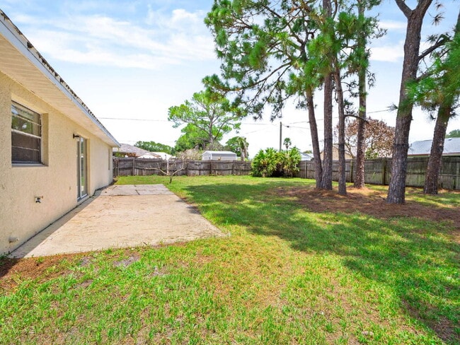 Building Photo - Well-maintained 3-bedroom, 2-bath, large back yard!