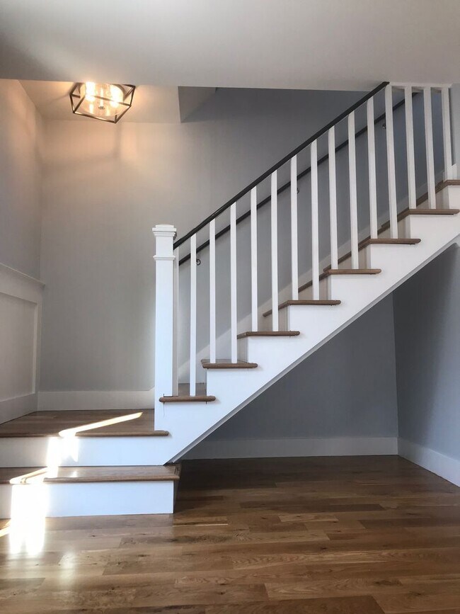 Building Photo - 52 America St