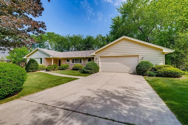 Building Photo - 107 E Farnham Ln