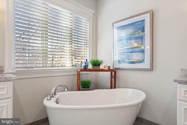 Building Photo - 1604 Colonial Ln