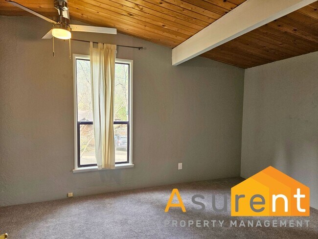 Building Photo - Stunning Home located in the picturesque Ashland