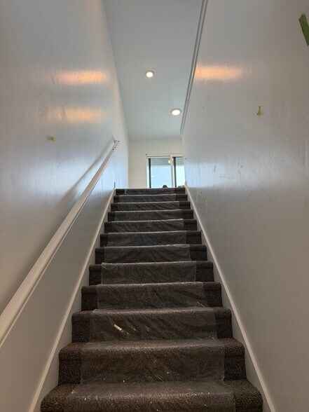 Building Photo - 537 E Levengrove Dr