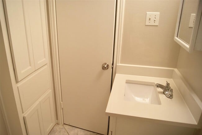 Building Photo - 5711 Southminster Dr