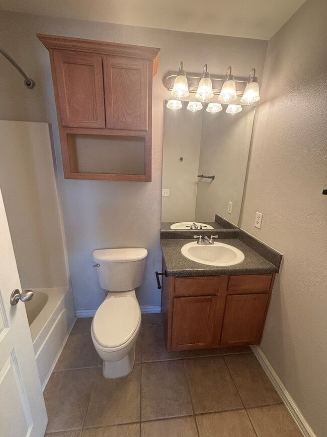 Building Photo - COMING SOON!! 3 Bedroom Duplex in Farmington!