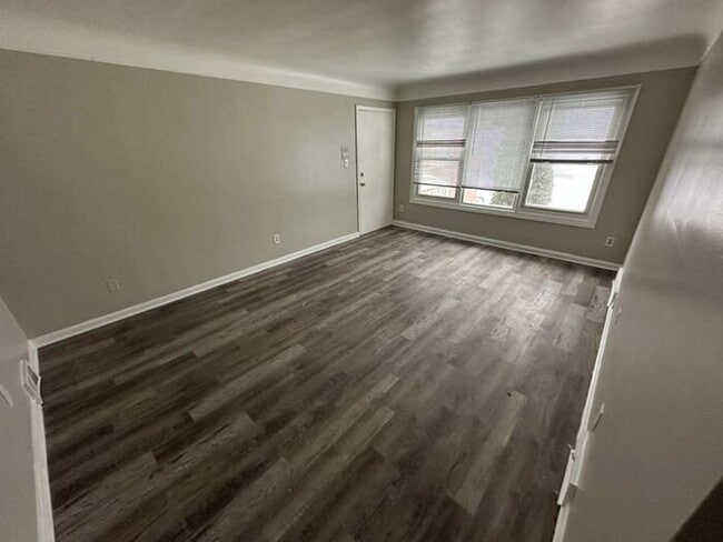 Building Photo - HUGE Updated Apartment with hardwood floors