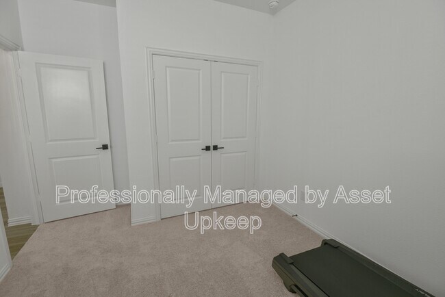 Building Photo - 702 Charity Dr