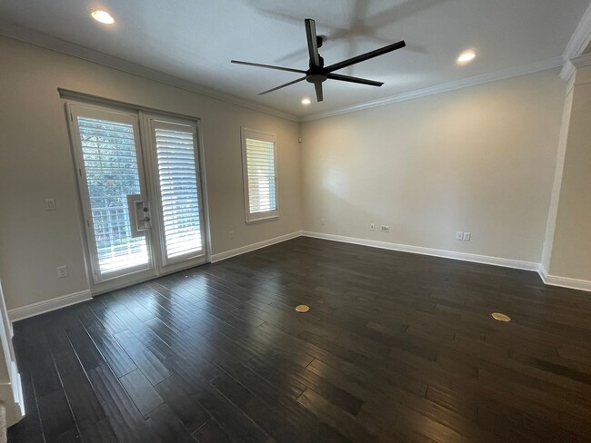 Building Photo - Large 3 Bed 3.5 Bath 2 Car Garage Townhous...