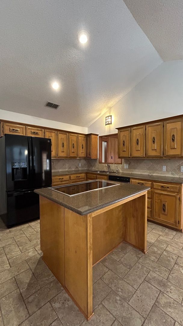 Building Photo - Large Family Home in Country Club North