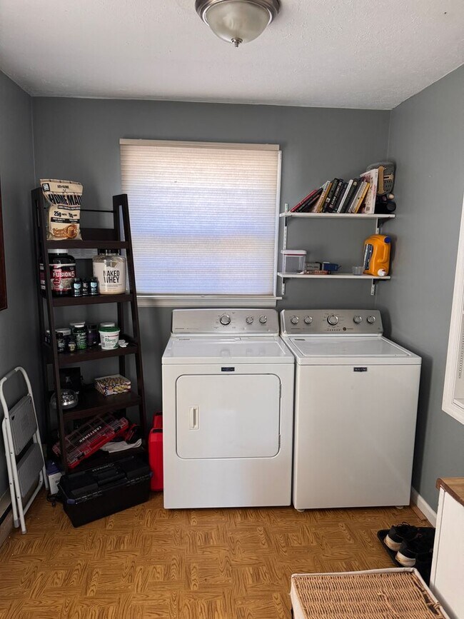 Building Photo - 2 Bedroom with Possible 3rd || 1 Bathroom - Single Family Home