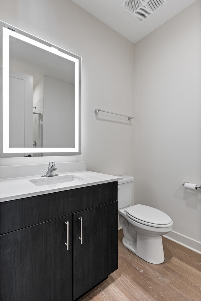 Building Photo - 818 N Wolcott Ave