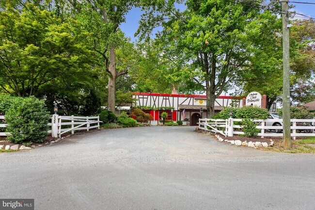 Building Photo - 723 Forest Ridge Dr