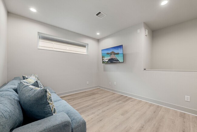 Building Photo - 5722 Rucio Ln