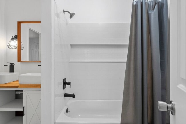 Building Photo - 2 bed 1.5 bath townhome for rent in Brentwood!