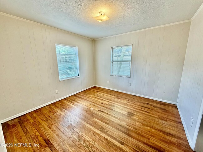 Building Photo - 1348 Crestwood St