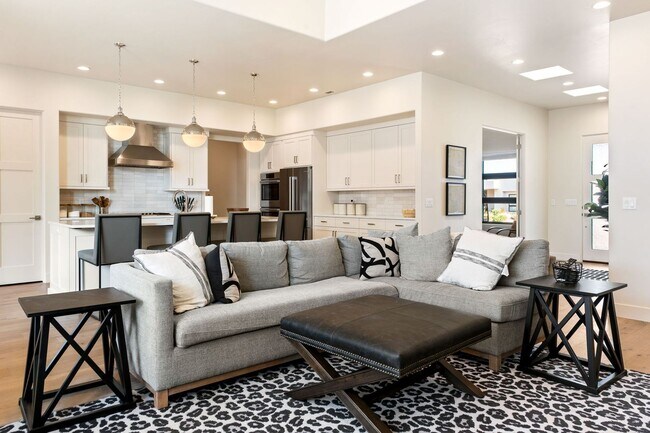 Building Photo - 899 W Bronze Plateau Dr