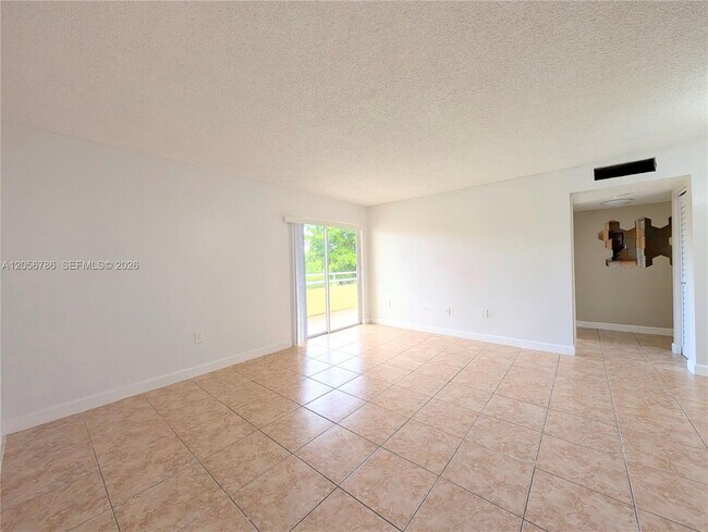 Building Photo - 10765 SW 108th Ave